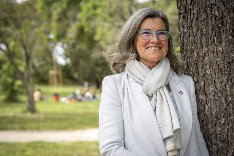 Marie-France Lorho habillée en blanc