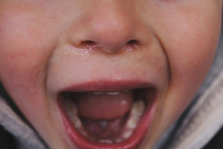Enfant qui cri et qui pleure.