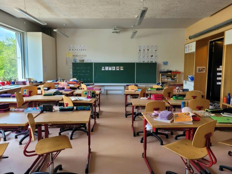 Salle de classe vide.