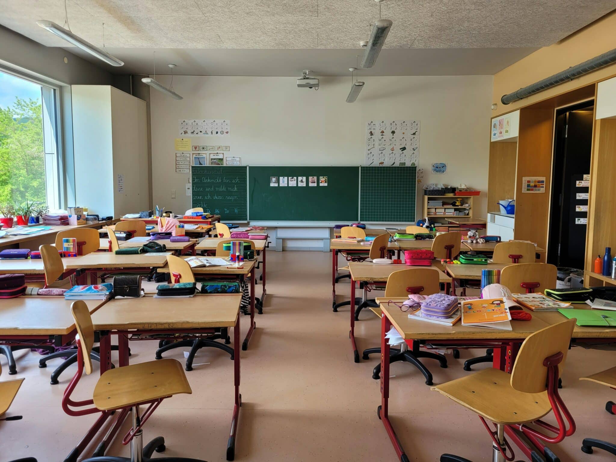 Salle de classe vide.