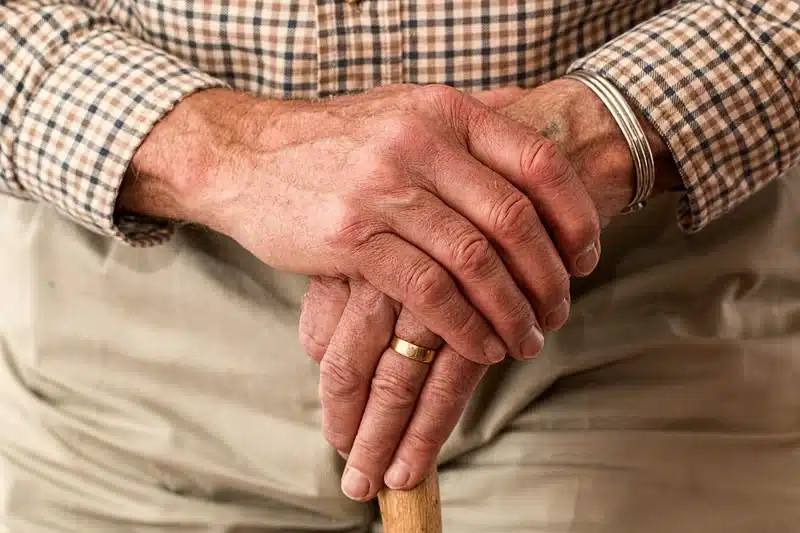 Mains d'une personne âgée.