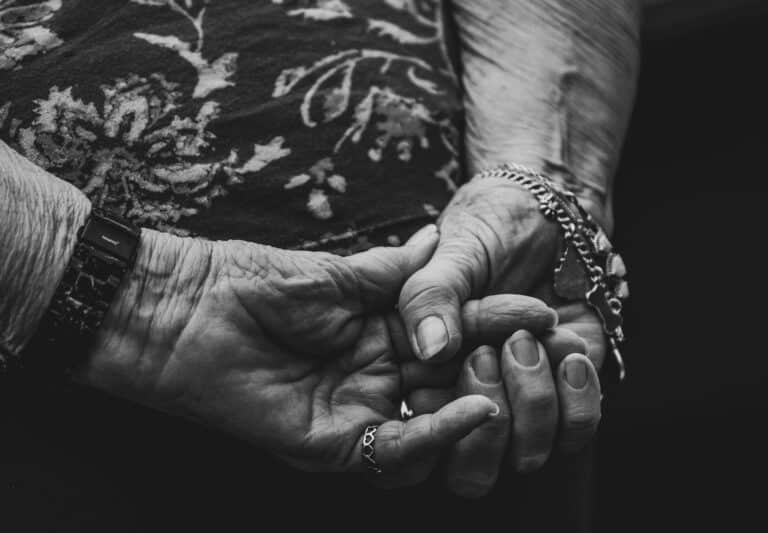 Mains de personne âgée.