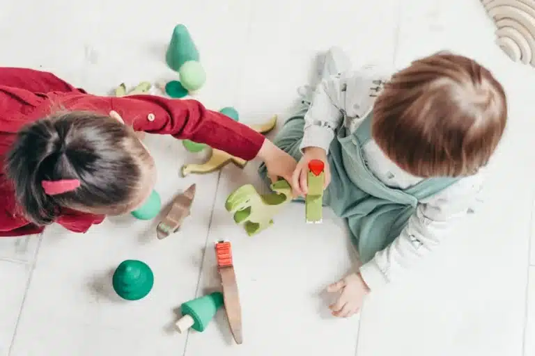 Deux enfants qui jouent.