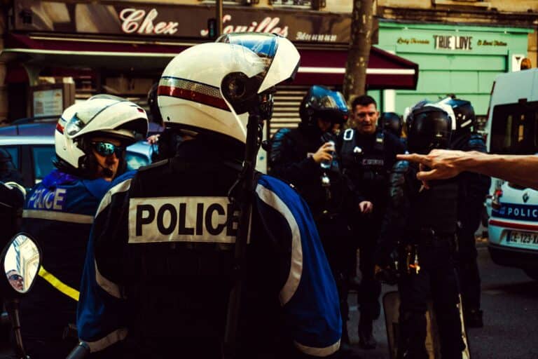 Des policiers lors d'une arrestation.