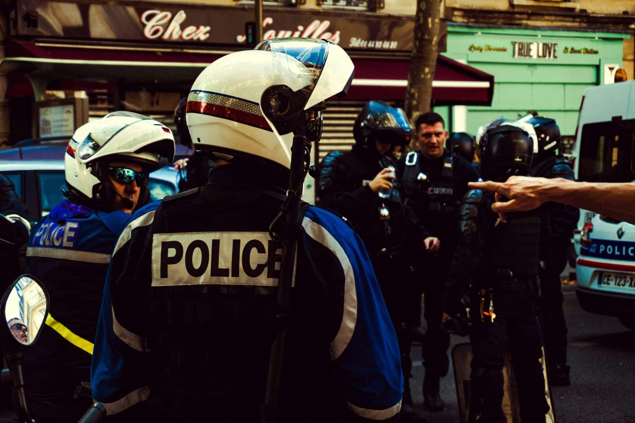 Des policiers lors d'une arrestation.