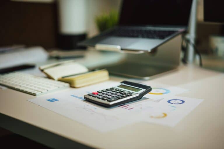 Bureau avec une calculette