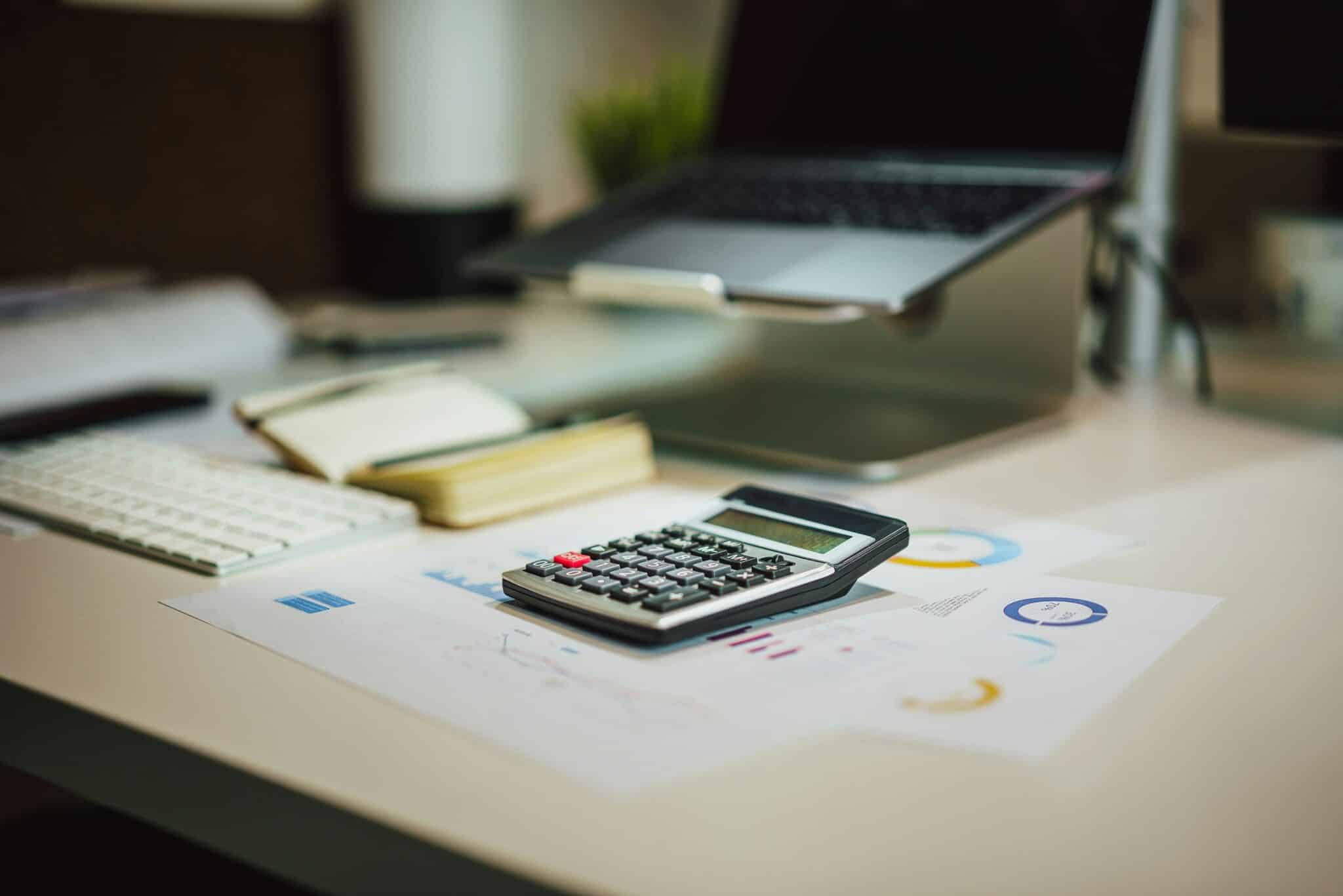 Bureau avec une calculette