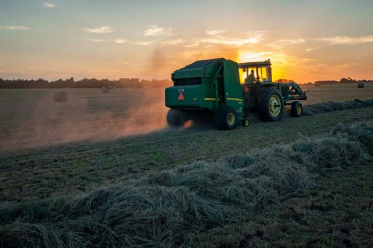 Tracteur dans un champ