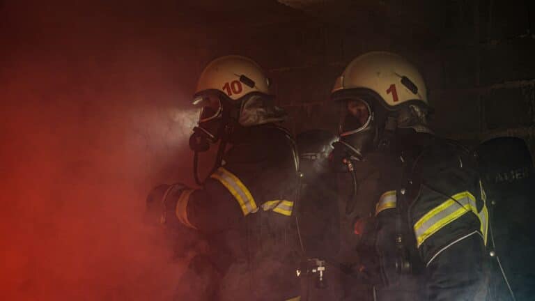 Pompiers dans la fumée.