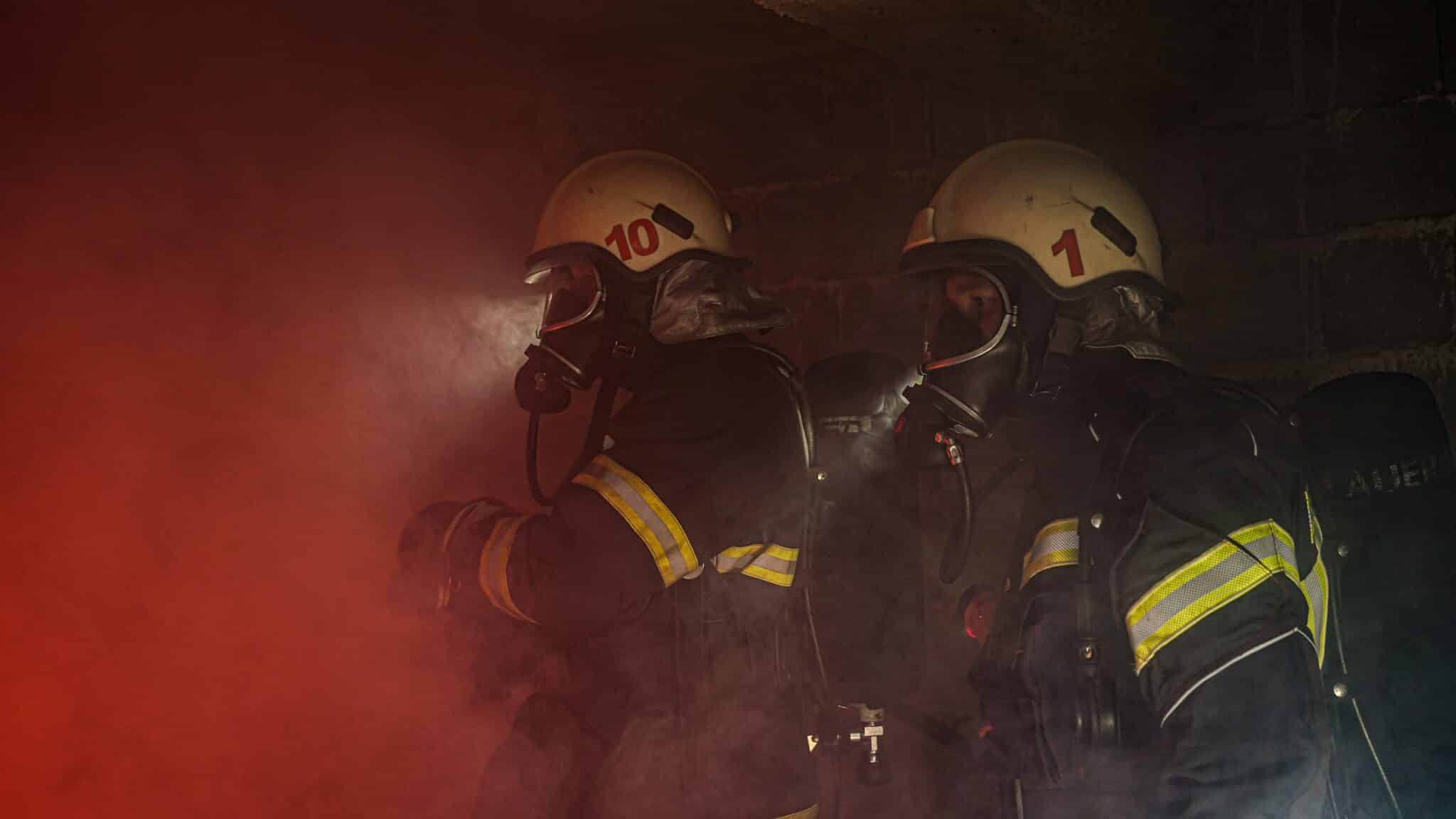 Pompiers dans la fumée.