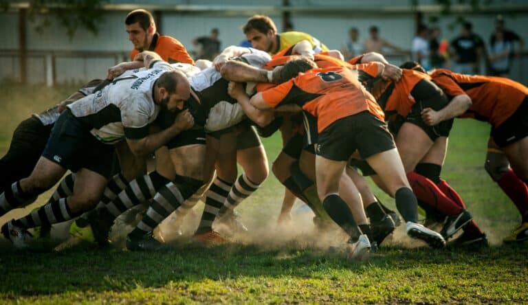 Équipes de rugby s'affrontant en mêlée.