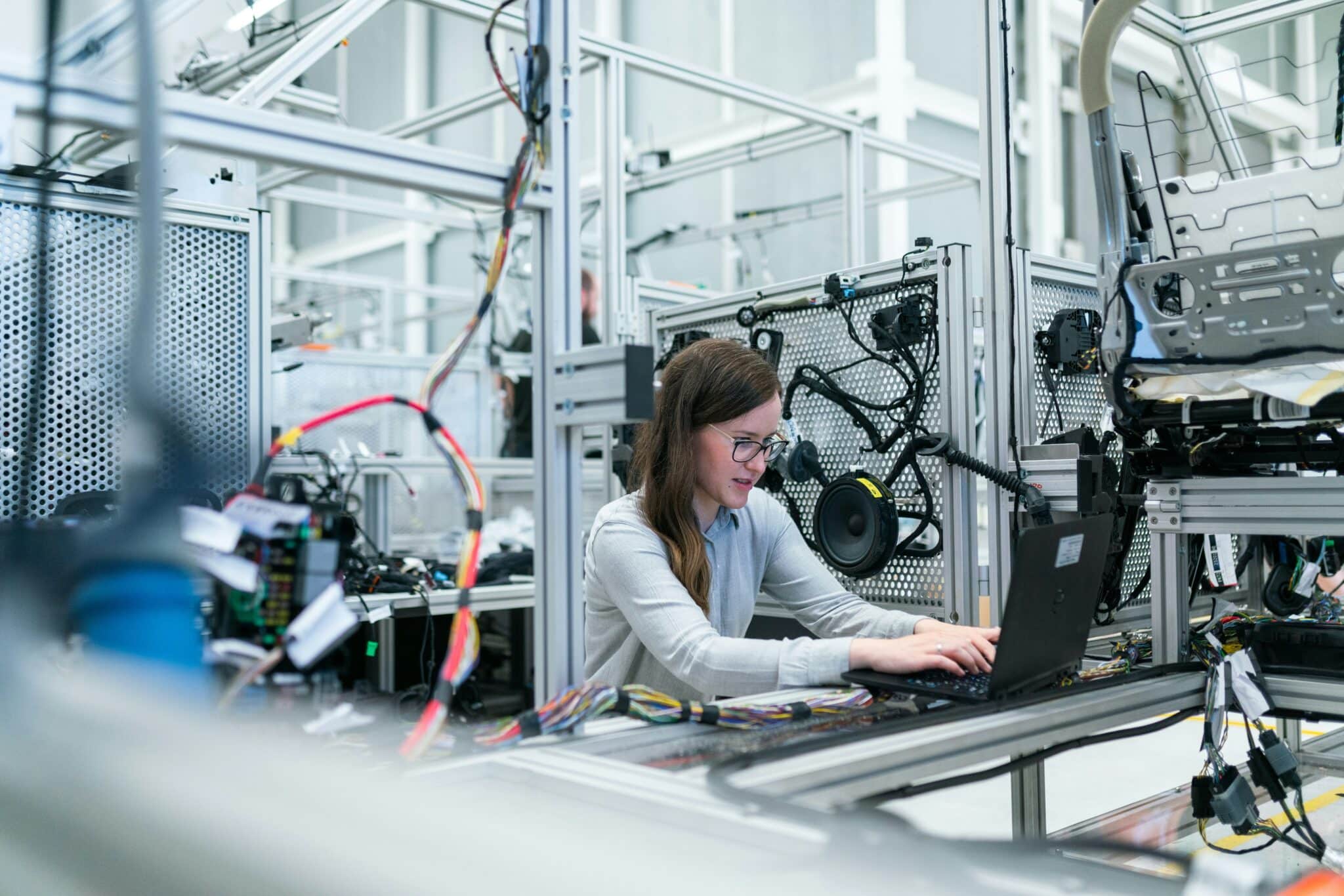Femme qui travaille dans une entreprise de haute technologie.